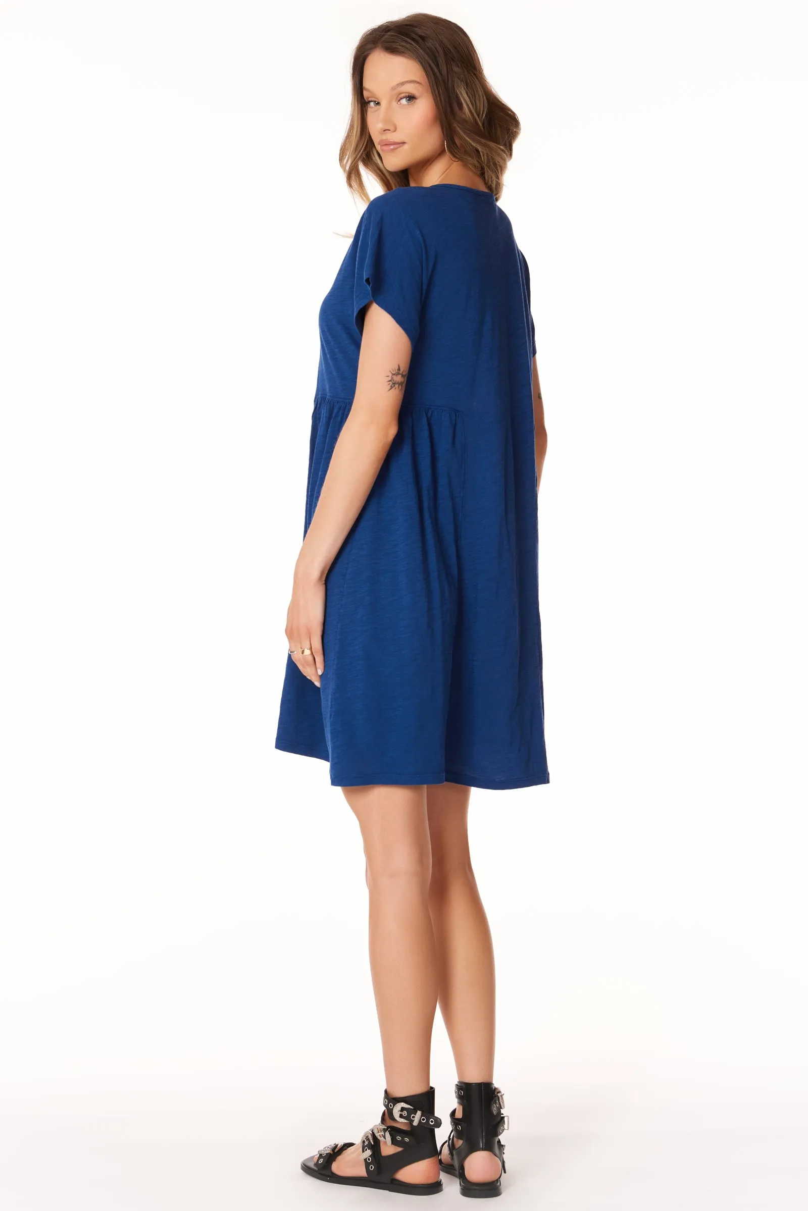 V-NECK SHIRRED T-SHIRT DRESS